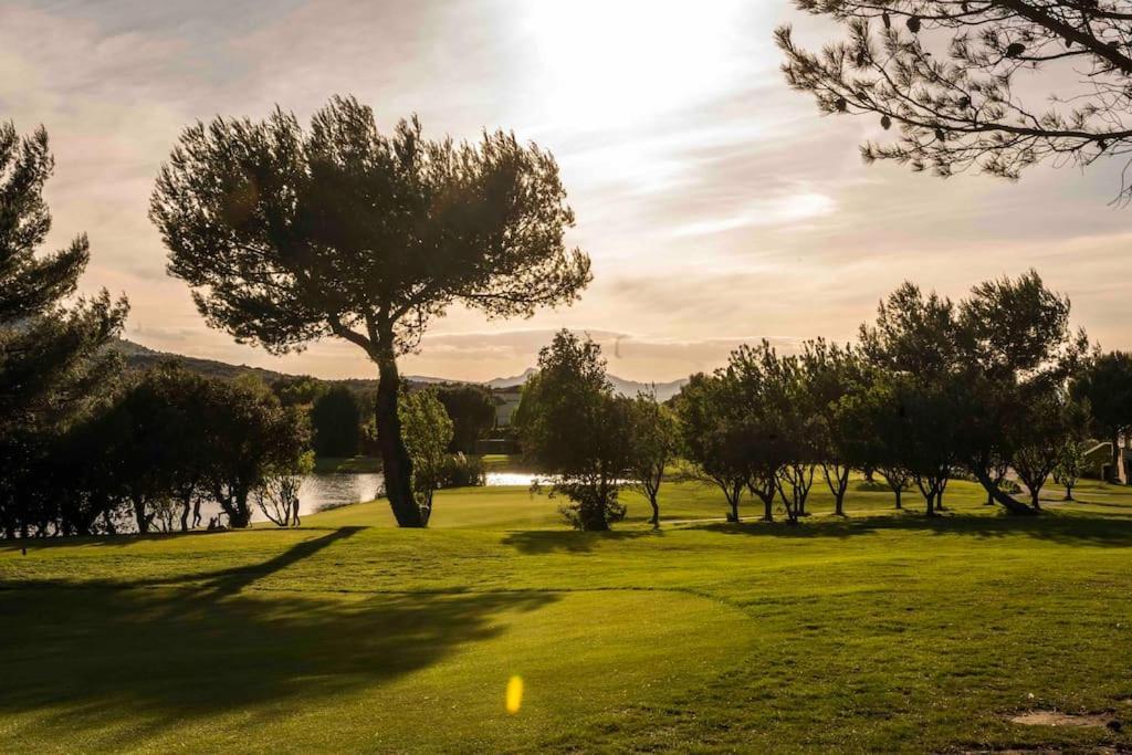 Magnifique Vue Lac Au Golf De Pont-Royal Mallemort Exteriör bild