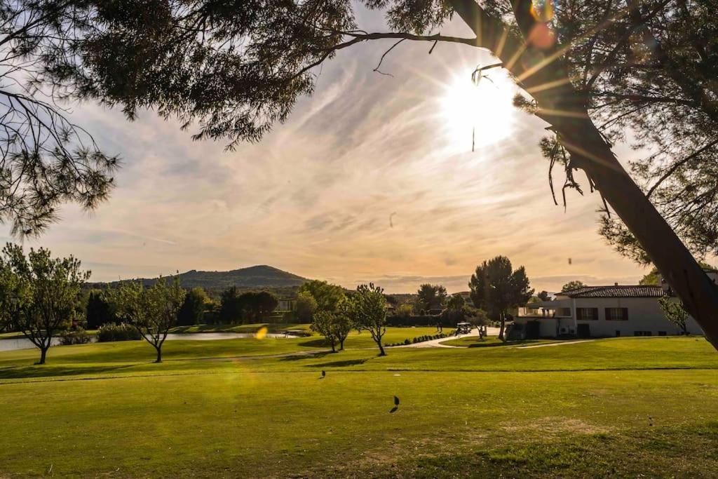 Magnifique Vue Lac Au Golf De Pont-Royal Mallemort Exteriör bild