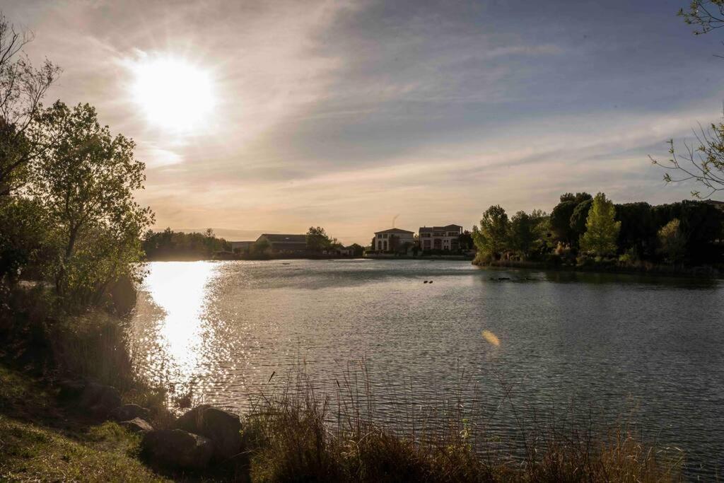 Magnifique Vue Lac Au Golf De Pont-Royal Mallemort Exteriör bild